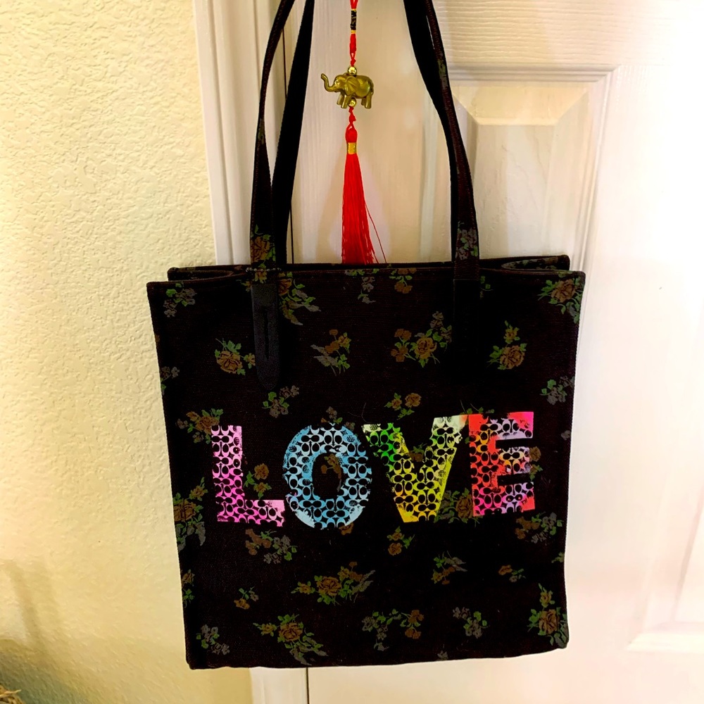 Unique Coach Tote=LOVE ❤️❤️